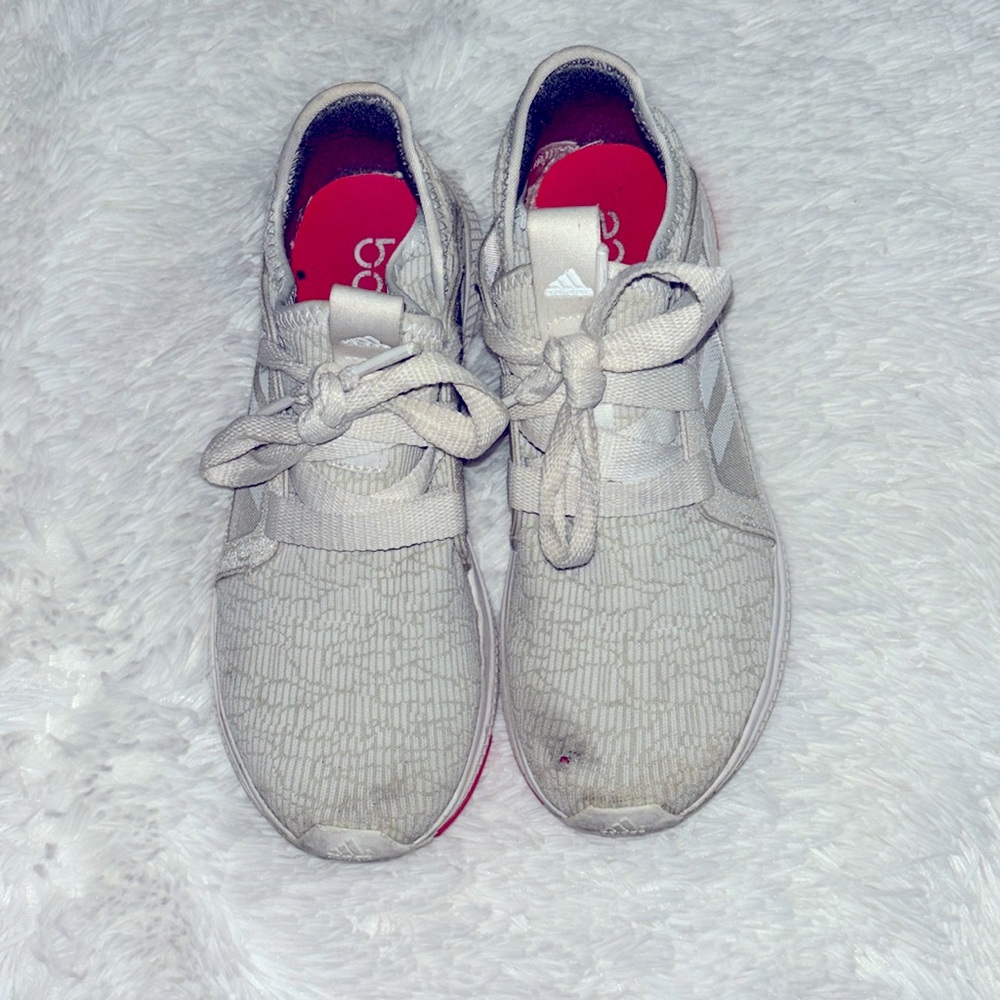 Adidas Bounce Edge Luxe Sneakers, Size 7. The left sneaker has a hole.